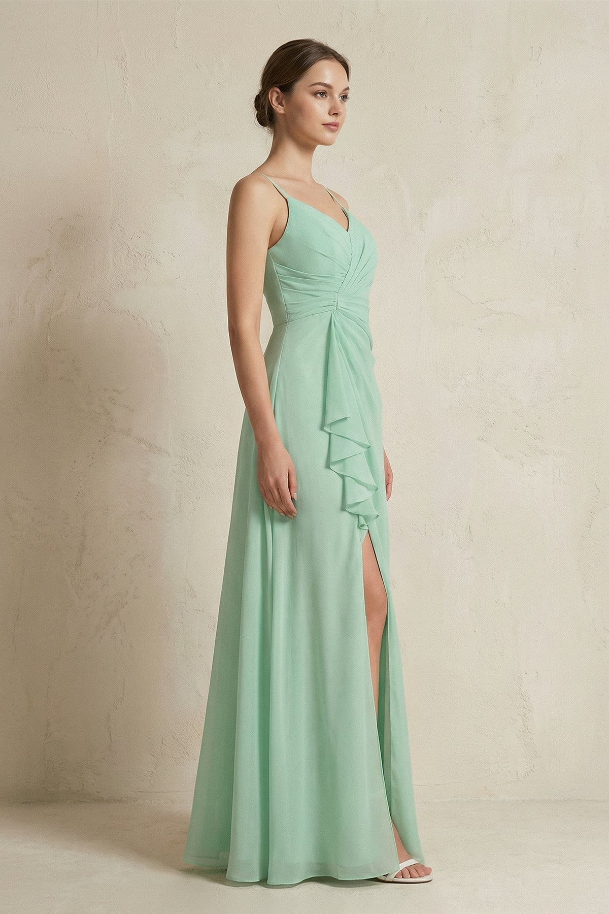 Robe demoiselle d’honneur pale pistachio longue à fines bretelles sans manches avec fente - Harana