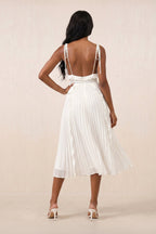 Robe blanche midi coupe fourreau à fines bretelles ornée de volants - Harana