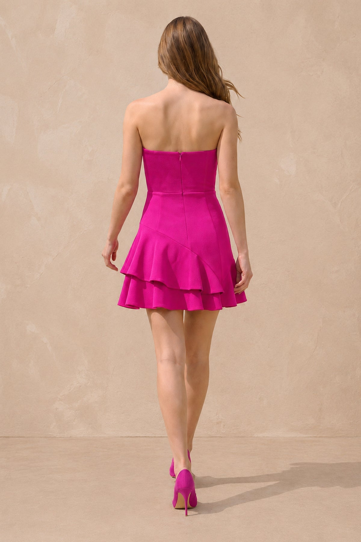 Robe fuchsia courte coupe trapèze bustier ornée de volants - Harana