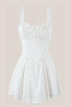 Robe blanche courte en coton coupe trapèze à décolleté cœur ornée de volants - Harana