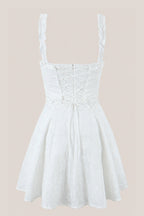 Robe blanche courte en coton coupe trapèze à décolleté cœur ornée de volants - Harana