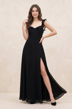 Robe noire longue en mousseline coupe trapèze à décolleté cœur ornée de volants avec fente - Harana