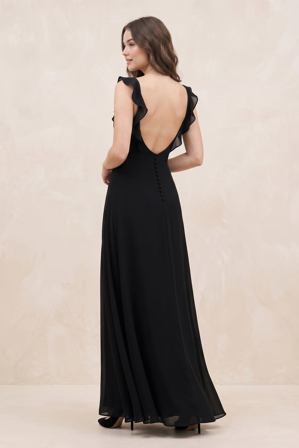 Robe noire longue en mousseline coupe trapèze à décolleté cœur ornée de volants avec fente - Harana