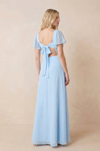 Robe bleu ciel longue en mousseline à décolleté cœur ornée de volants avec fente et ouverture goutte d’eau - Harana