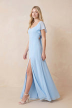 Robe bleu ciel longue en mousseline à décolleté cœur ornée de volants avec fente et ouverture goutte d’eau - Harana