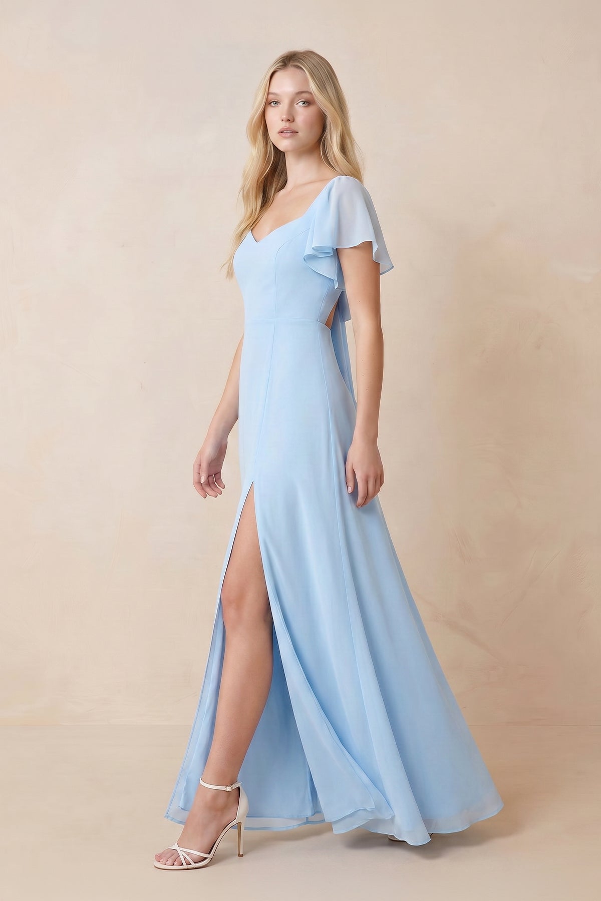 Robe bleu ciel longue en mousseline à décolleté cœur ornée de volants avec fente et ouverture goutte d’eau - Harana