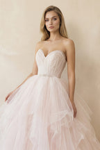 Robe de mariée rose trapèze en tulle décolleté cœur sans manches - Harana
