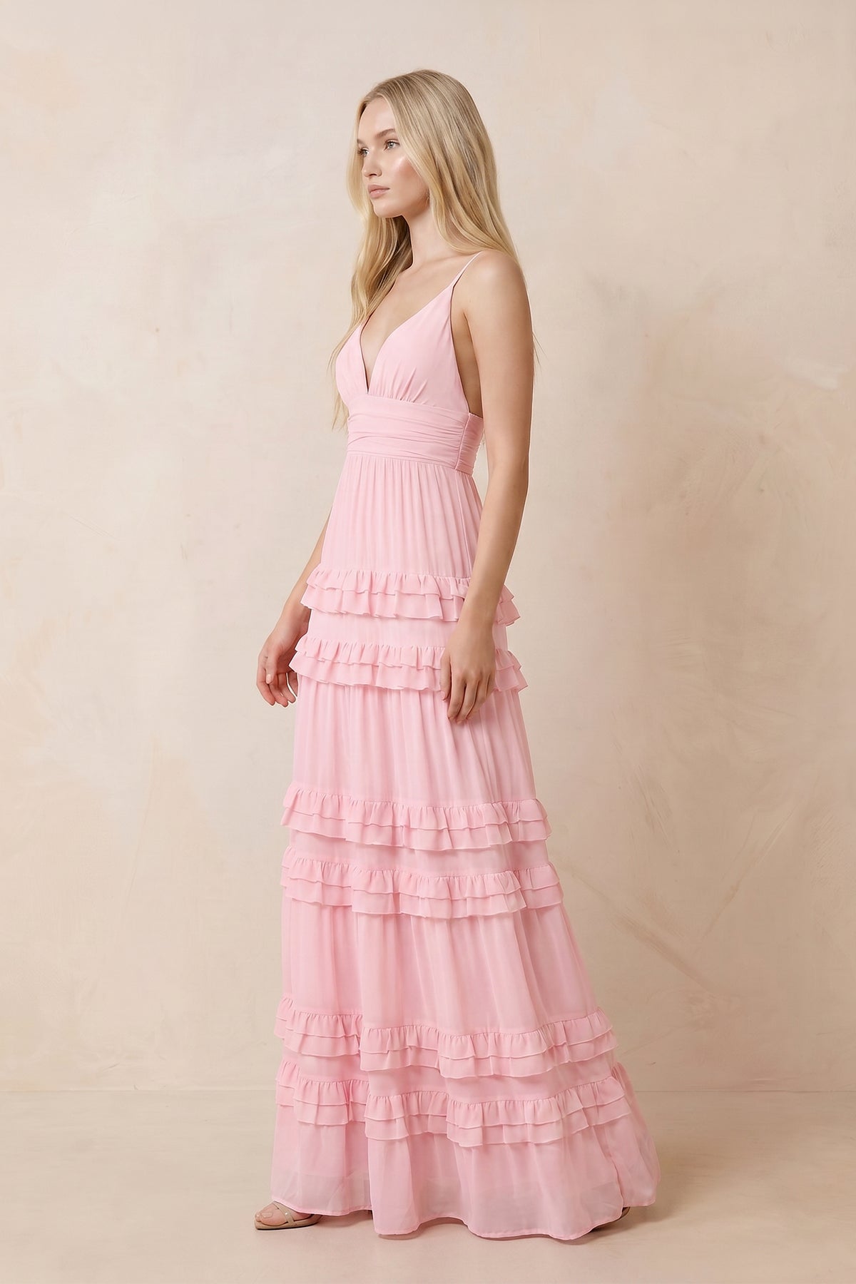 Robe rose longue en mousseline coupe trapèze à col V ornée de volants - Harana