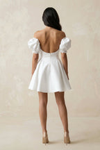 Robe de mariée courte blanc satinée à épaules dénudées dos nu - Harana