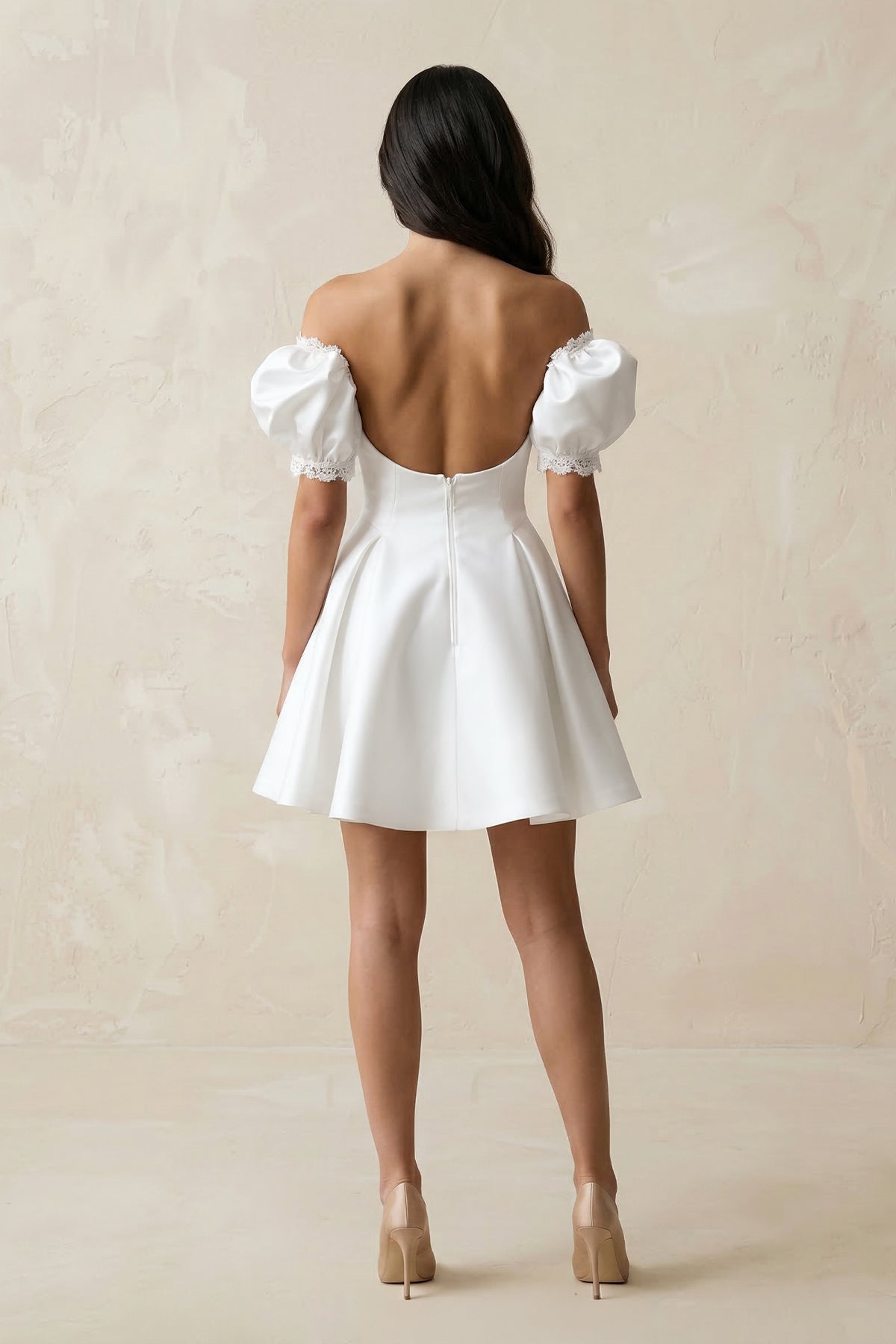 Robe de mariée courte blanc satinée à épaules dénudées dos nu - Harana