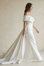Robe de mariée blanche satinée coupe sirène à épaules dénudées avec traîne et cape - Harana