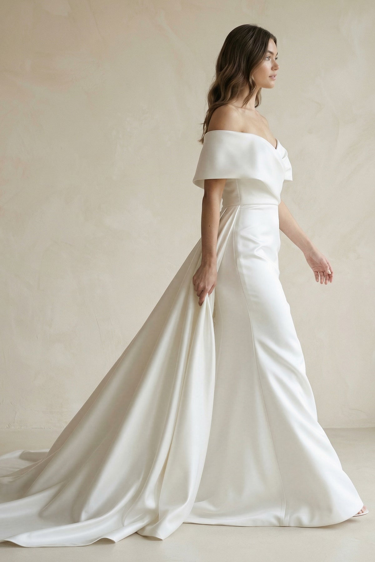Robe de mariée blanche satinée coupe sirène à épaules dénudées avec traîne et cape - Harana