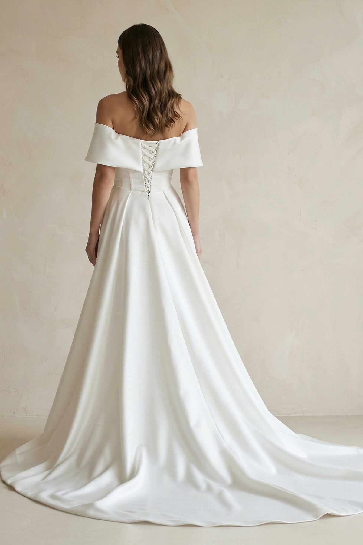 Robe de mariée blanche satinée coupe sirène à épaules dénudées avec traîne et cape - Harana