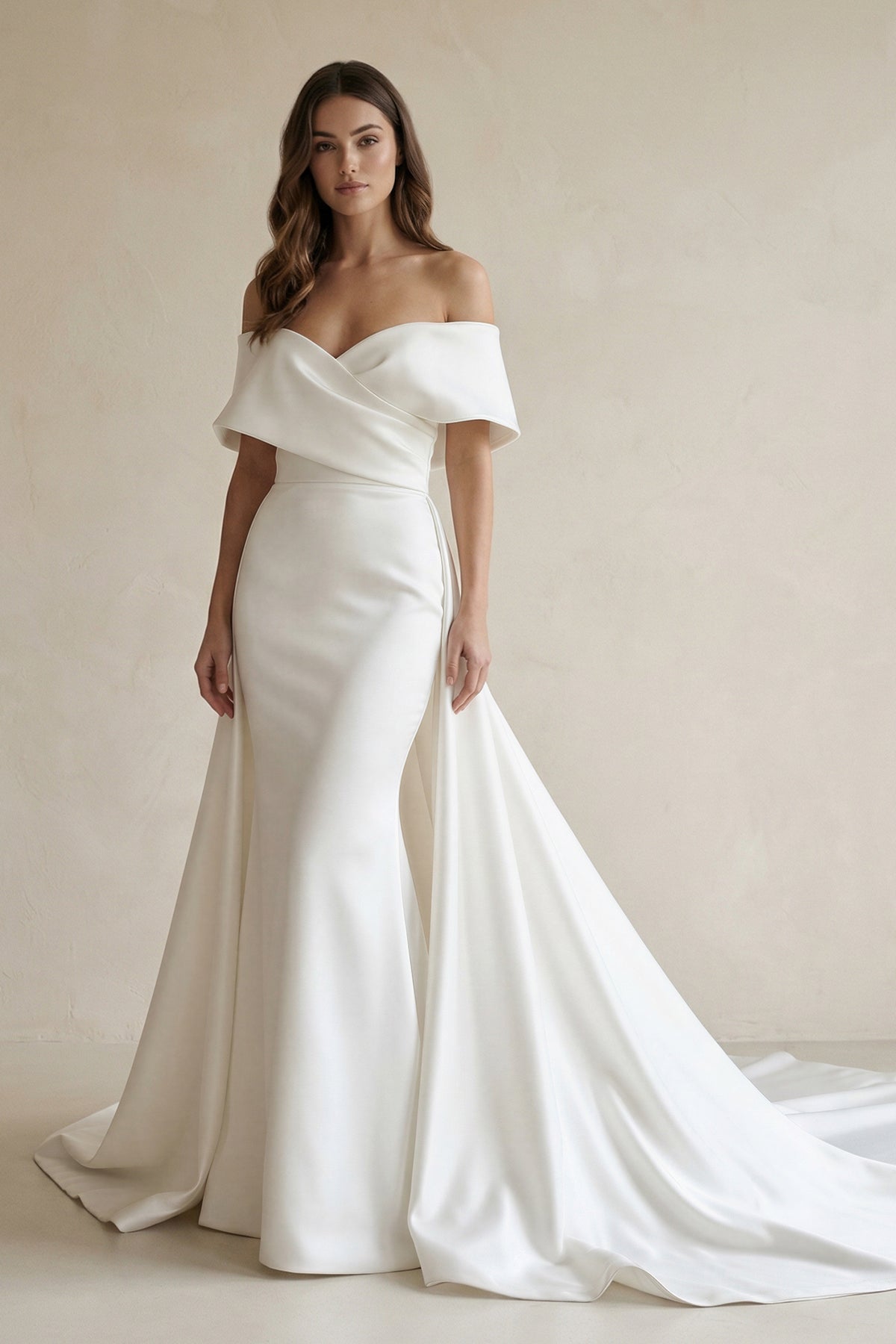 Robe de mariée blanche satinée coupe sirène à épaules dénudées avec traîne et cape - Harana