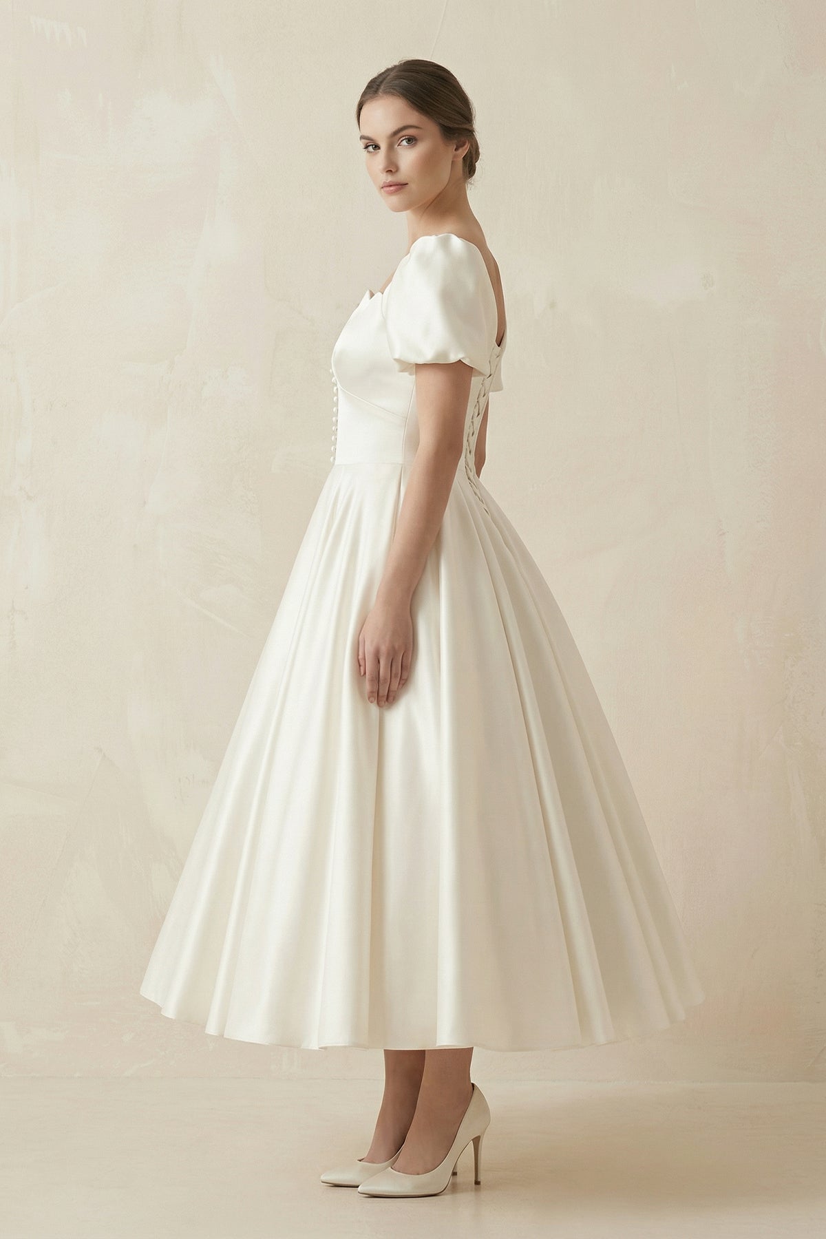 Robe de mariée ivoire midi manches courtes froncée à dentelle - Harana