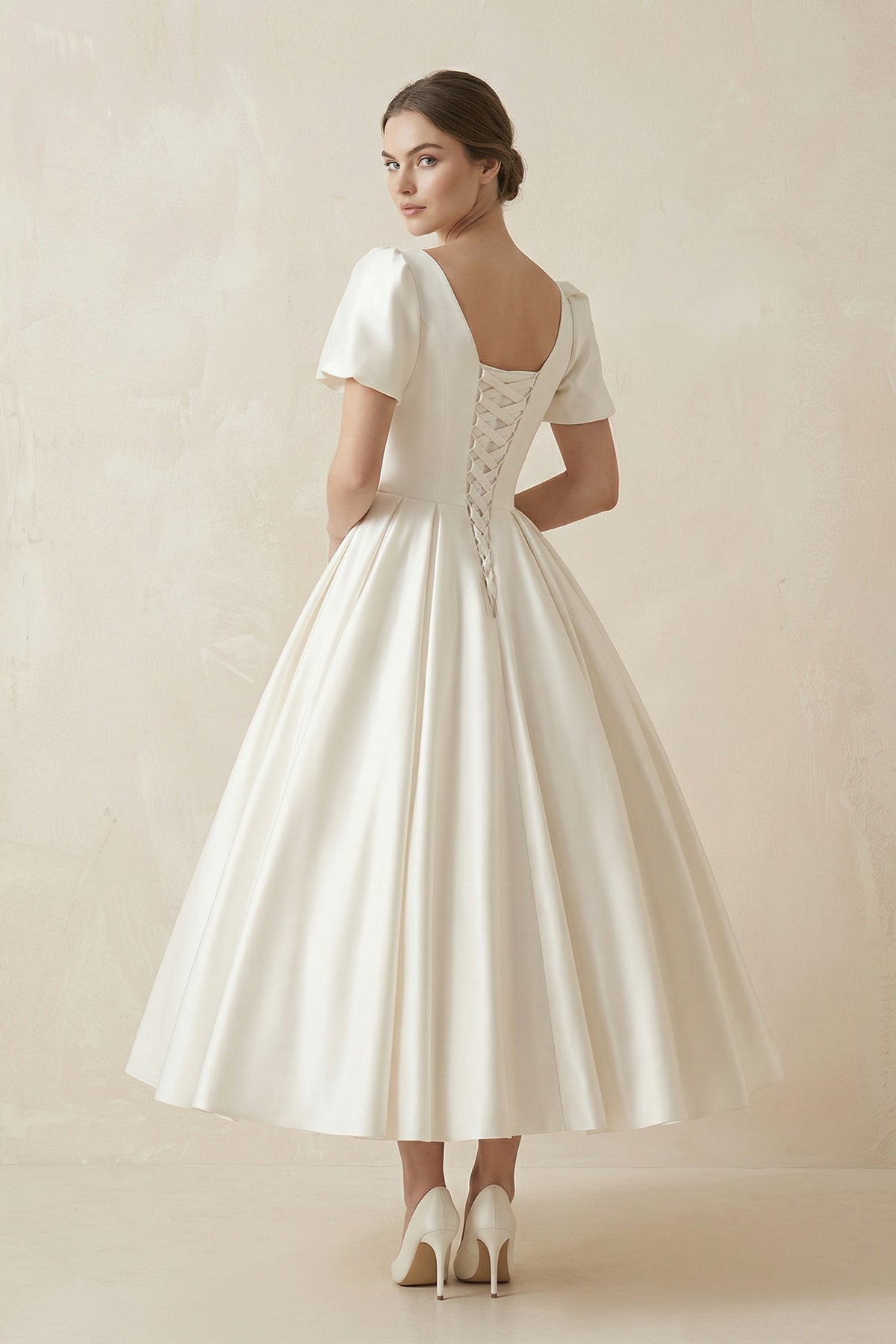 Robe de mariée ivoire midi manches courtes froncée à dentelle - Harana