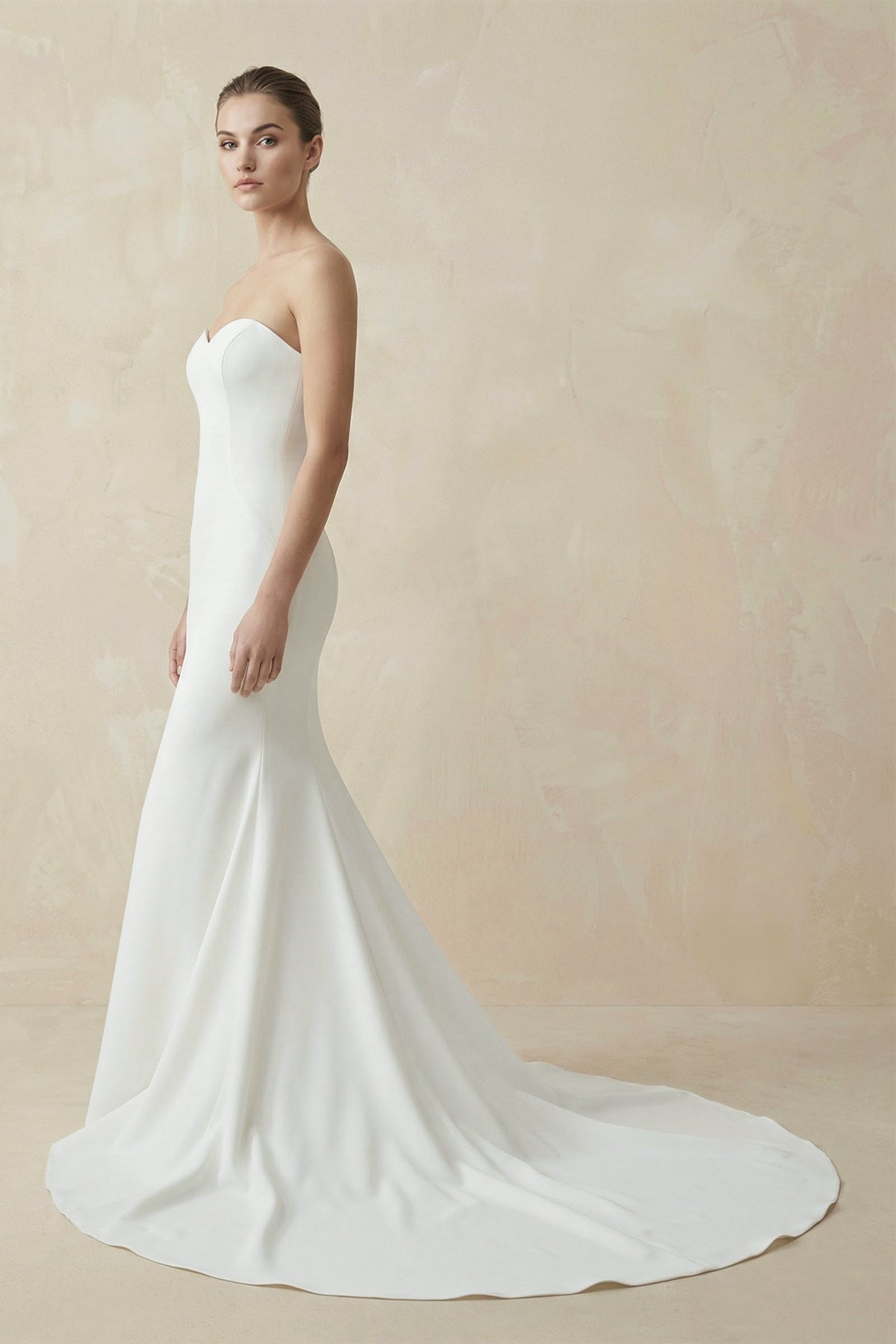 Robe de mariée blanche longue satinée coupe sirène avec traîne - Harana