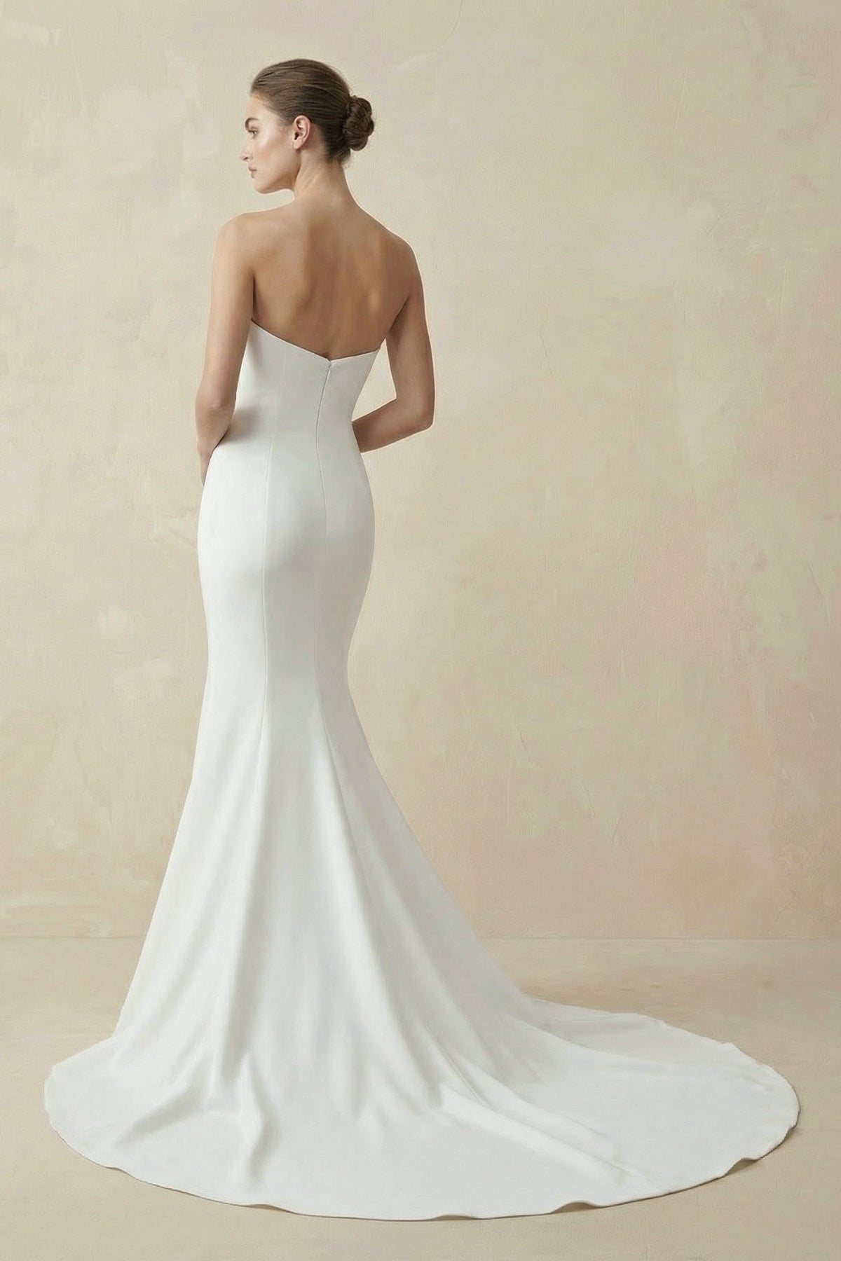 Robe de mariée blanche longue satinée coupe sirène avec traîne - Harana