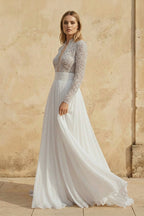Robe de mariée blanche et nude trapèze en mousseline manches longues perlée - Harana