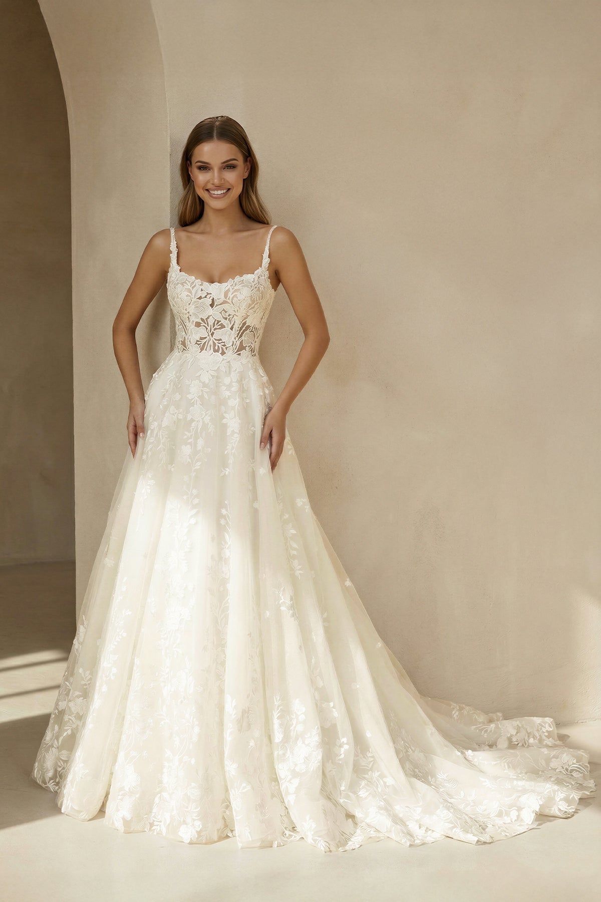 Robe de mariée ivoire longue à fines bretelles sans manches à dentelle - Harana