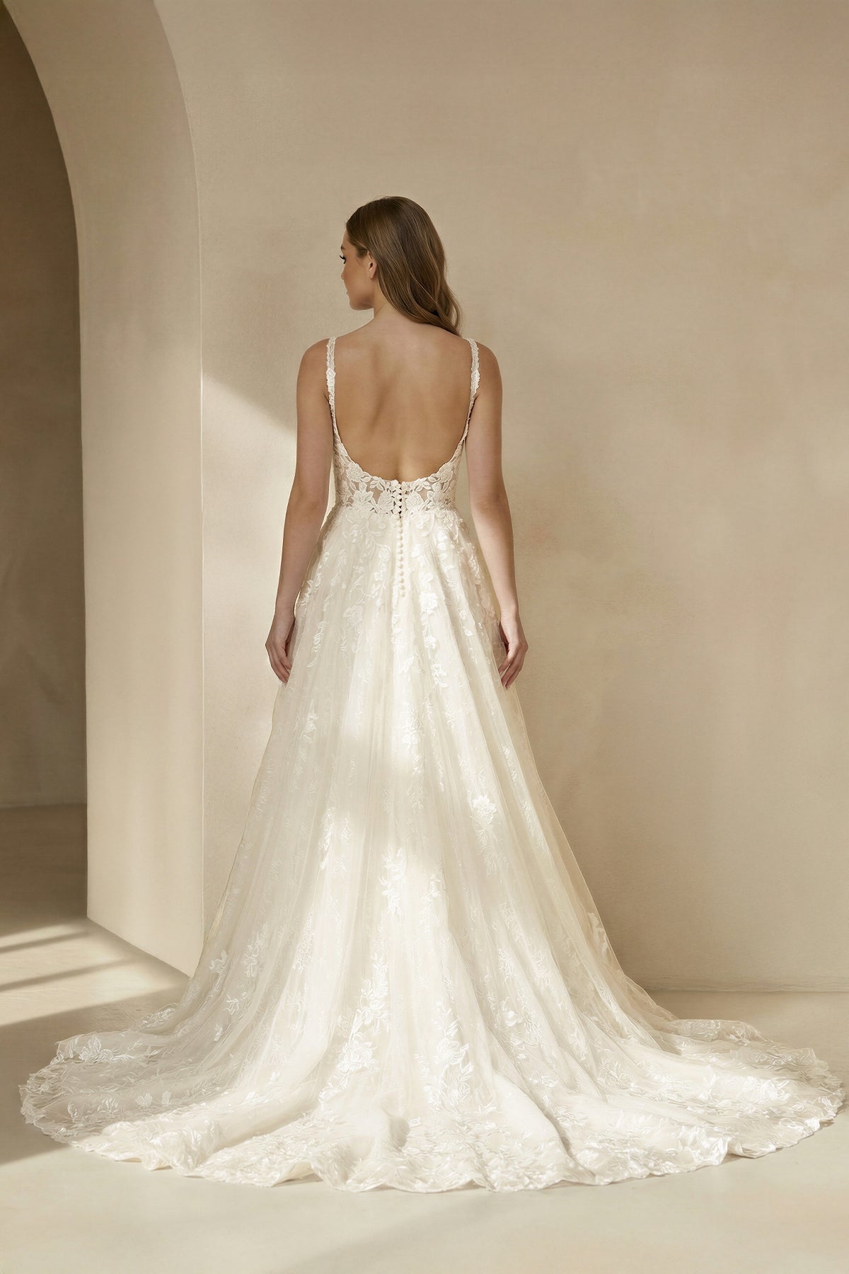 Robe de mariée ivoire longue à fines bretelles sans manches à dentelle - Harana