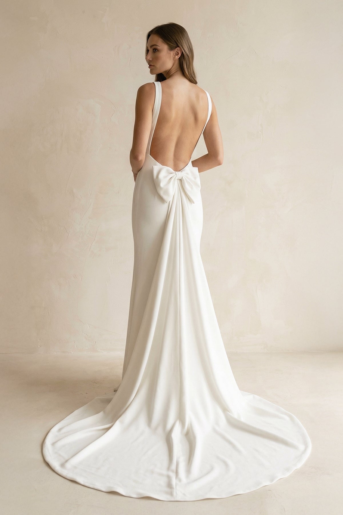 Robe de mariée ivoire satinée coupe fourreau à encolure arrondie - Harana