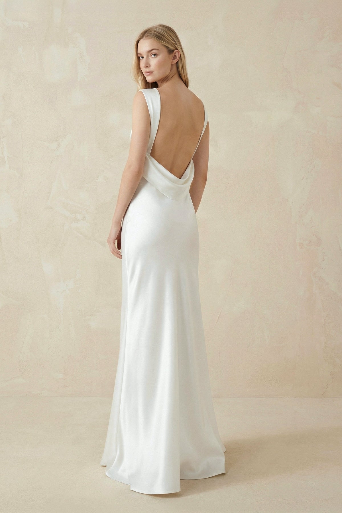 Robe de mariée blanche fourreau satinée dos nu sans manches - Harana
