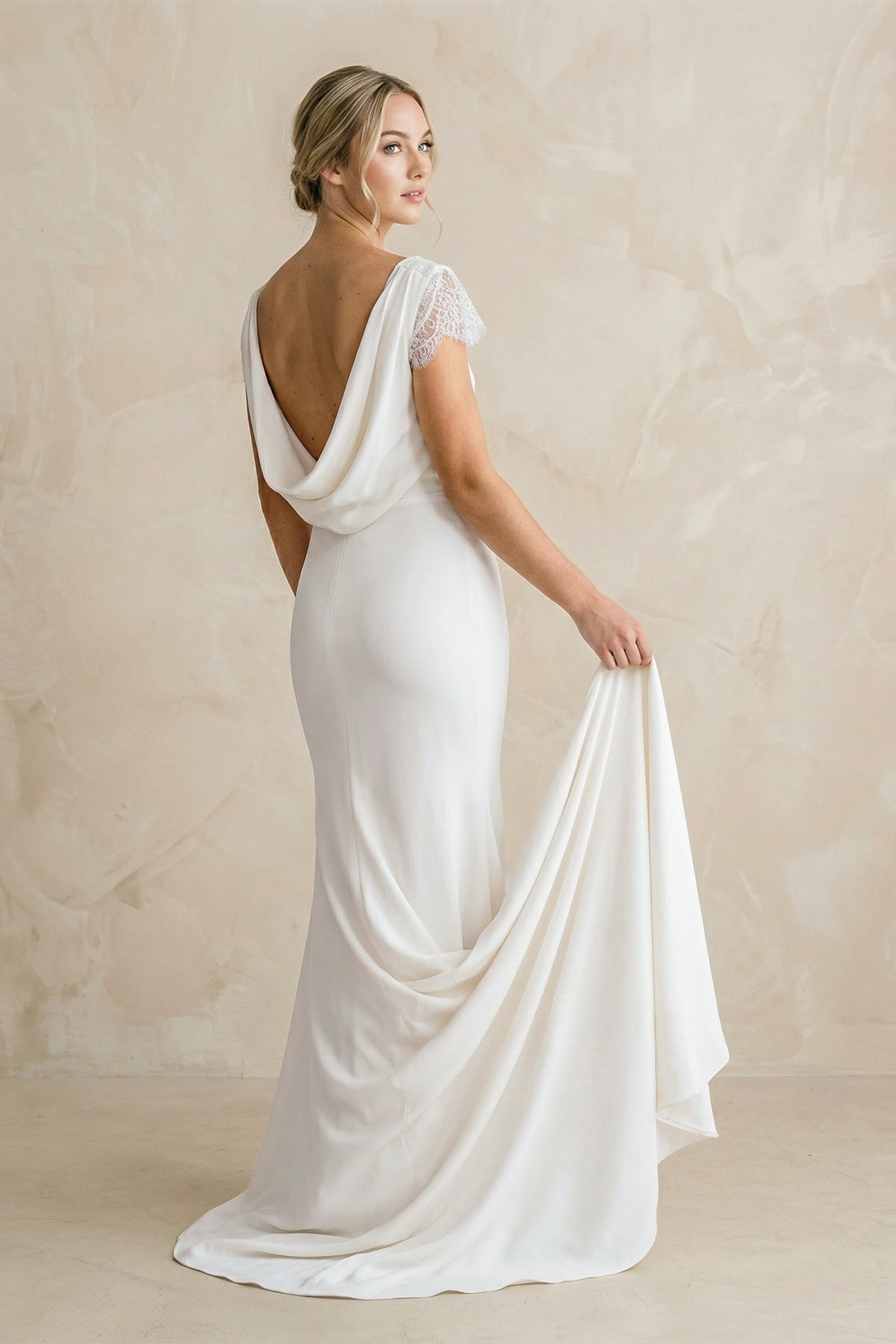 Robe de mariée ivoire satinée coupe fourreau à encolure bateau et manches courtes - Harana