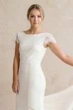 Robe de mariée ivoire satinée coupe fourreau à encolure bateau et manches courtes - Harana