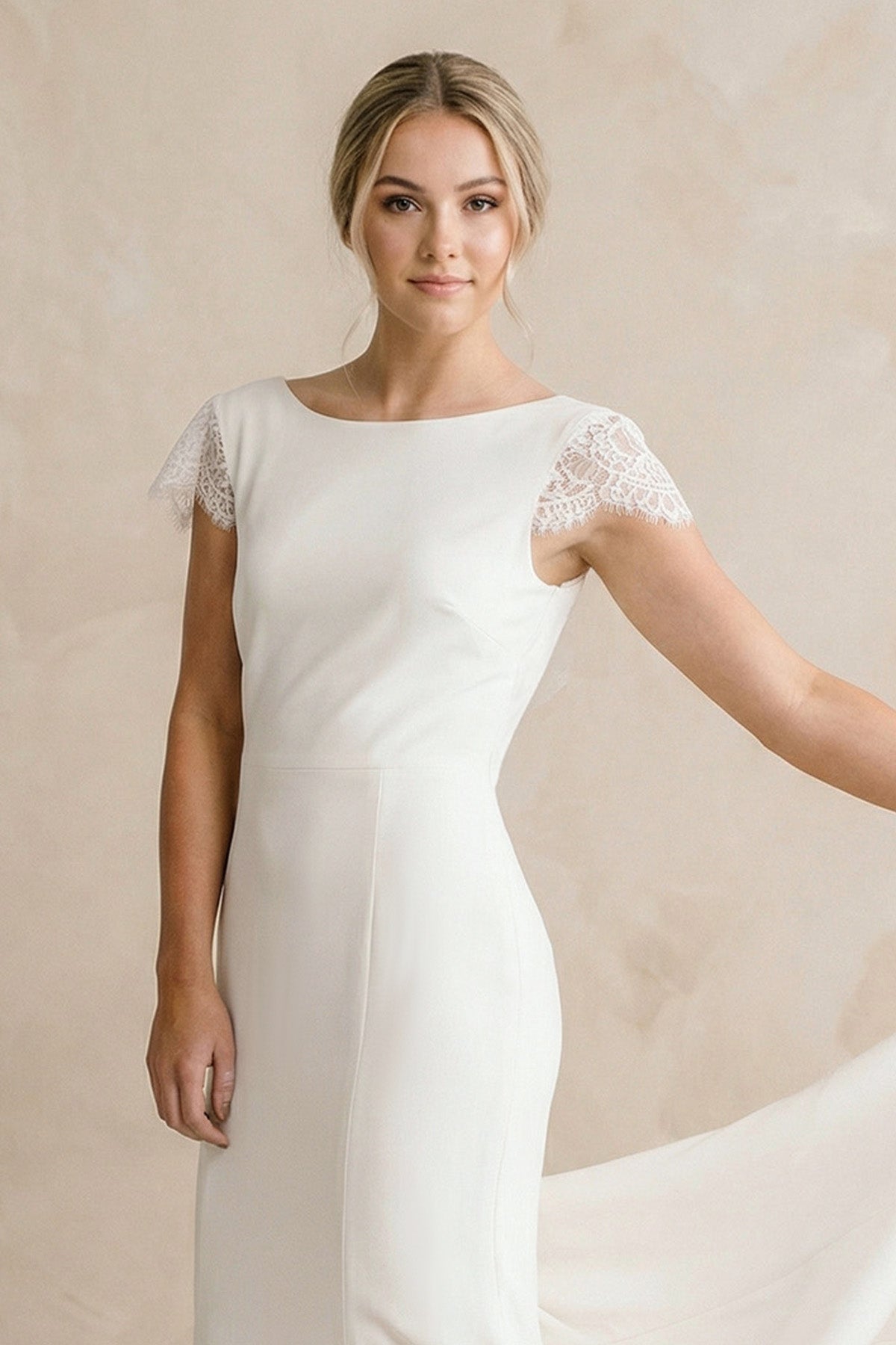 Robe de mariée ivoire satinée coupe fourreau à encolure bateau et manches courtes - Harana
