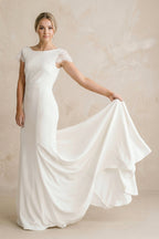 Robe de mariée ivoire satinée coupe fourreau à encolure bateau et manches courtes - Harana