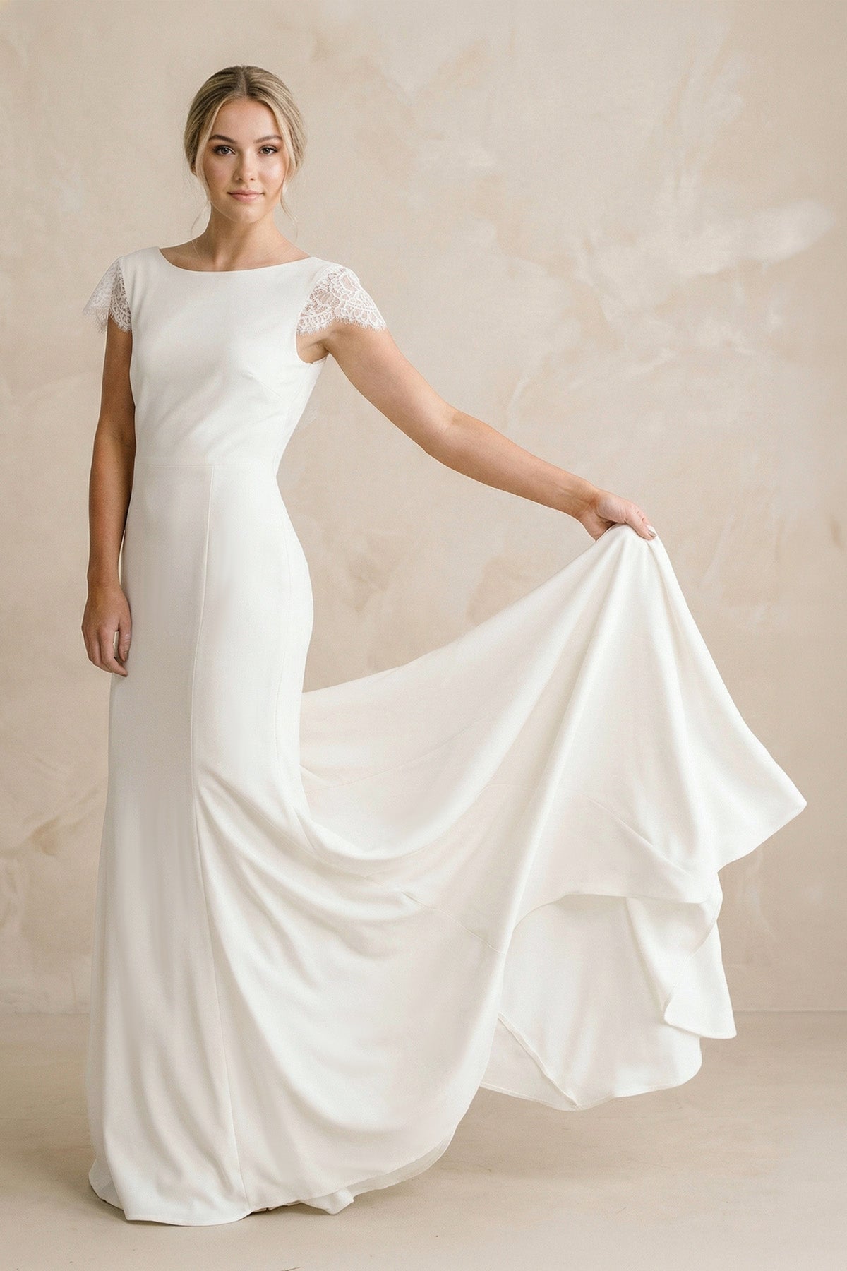 Robe de mariée ivoire satinée coupe fourreau à encolure bateau et manches courtes - Harana