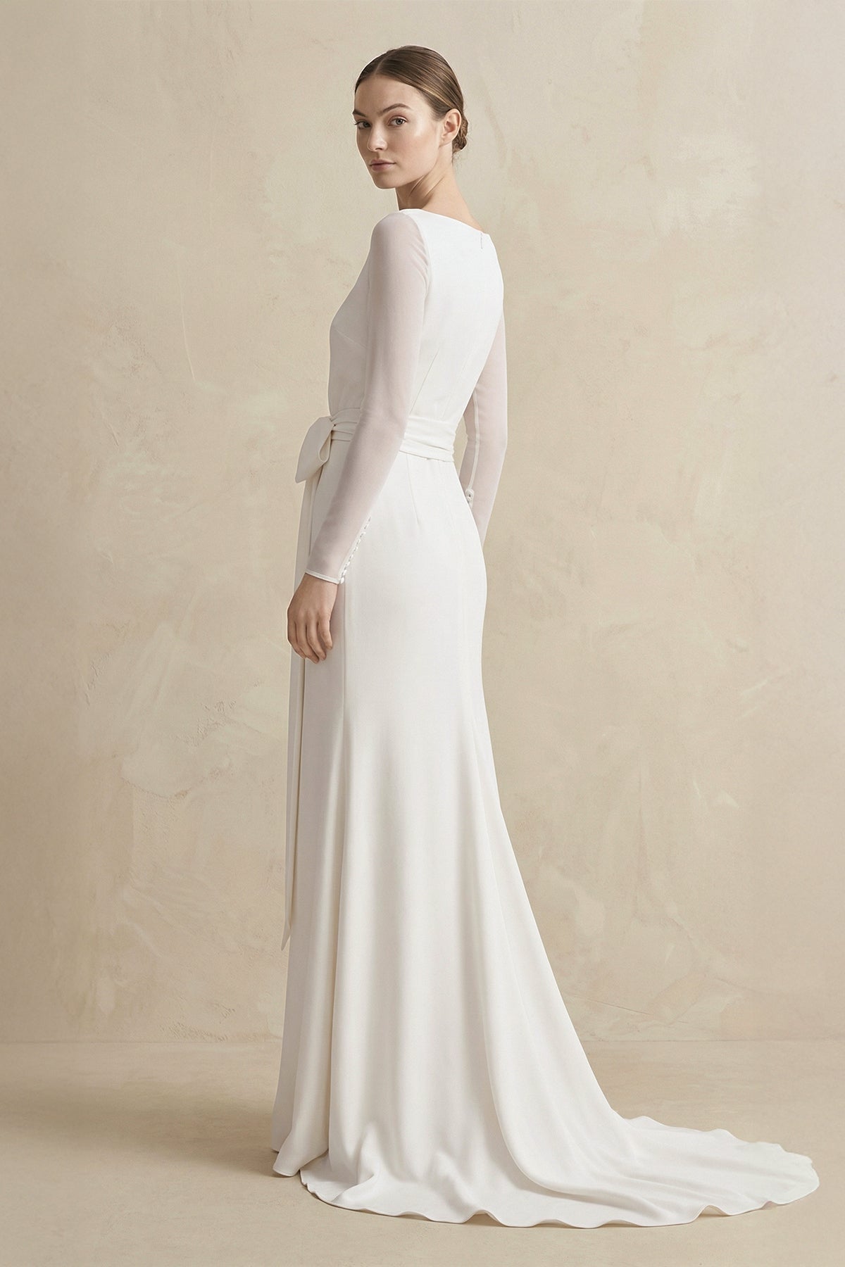 Robe de mariée blanche en mousseline coupe fourreau à encolure bateau et manches longues - Harana