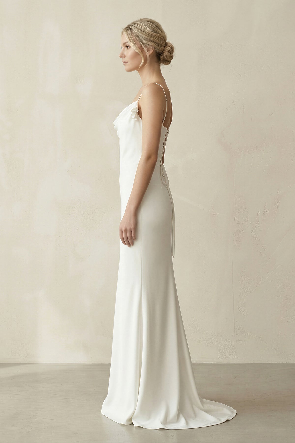 Robe de mariée blanche fourreau satinée sans manches - Harana