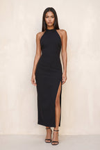 Robe noire midi satinée coupe fourreau à col licou avec fente - Harana