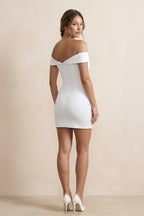Robe de mariée blanche satinée coupe fourreau à épaules dénudées - Harana