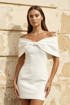 Robe de mariée blanche satinée coupe fourreau à épaules dénudées avec nœud - Harana