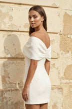 Robe de mariée blanche satinée coupe fourreau à épaules dénudées avec nœud - Harana