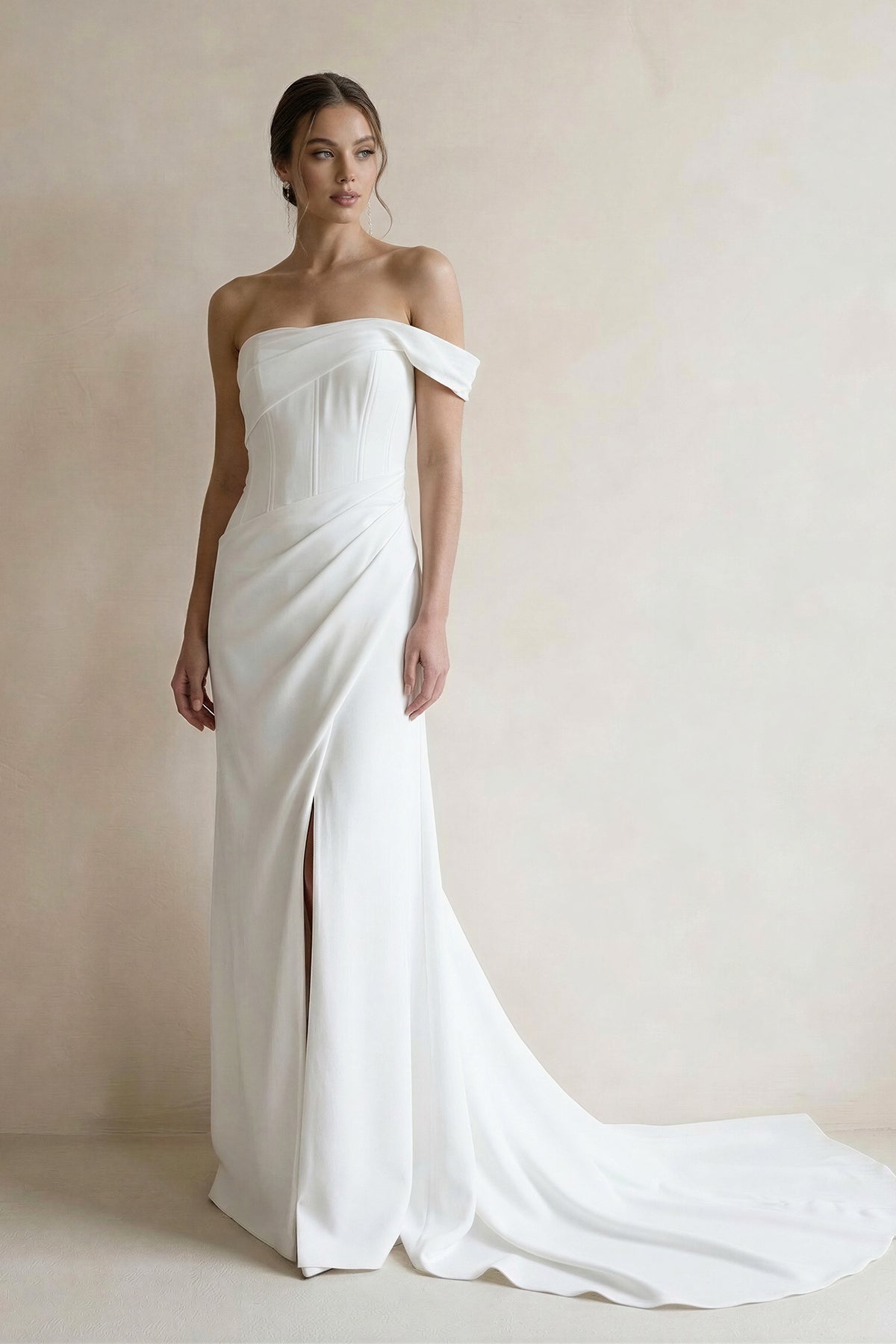 Robe de mariée blanche satinée coupe fourreau à une épaule avec fente - Harana