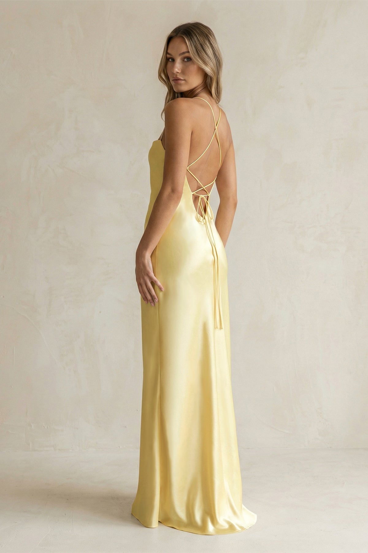 Robe demoiselle d’honneur pastel yellow longue à fines bretelles sans manches à dentelle - Harana