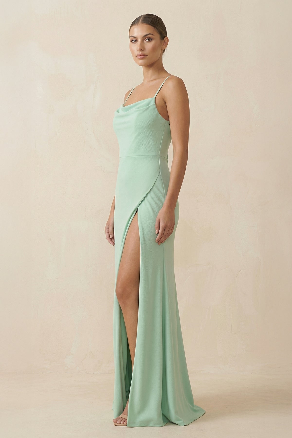 Robe demoiselle d’honneur pale pistachio longue à fines bretelles sans manches avec fente - Harana