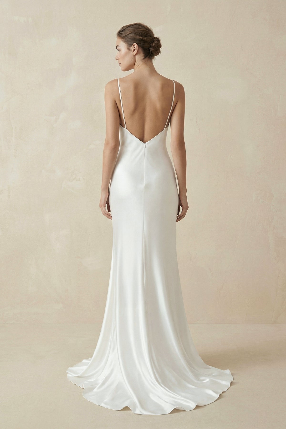 Robe de mariée blanche fourreau satinée à fines bretelles col V dos nu - Harana