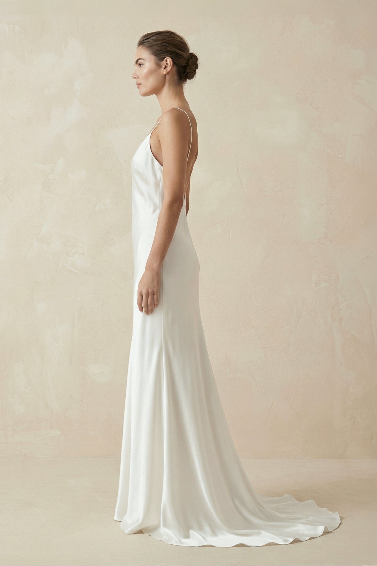 Robe de mariée blanche fourreau satinée à fines bretelles col V dos nu - Harana