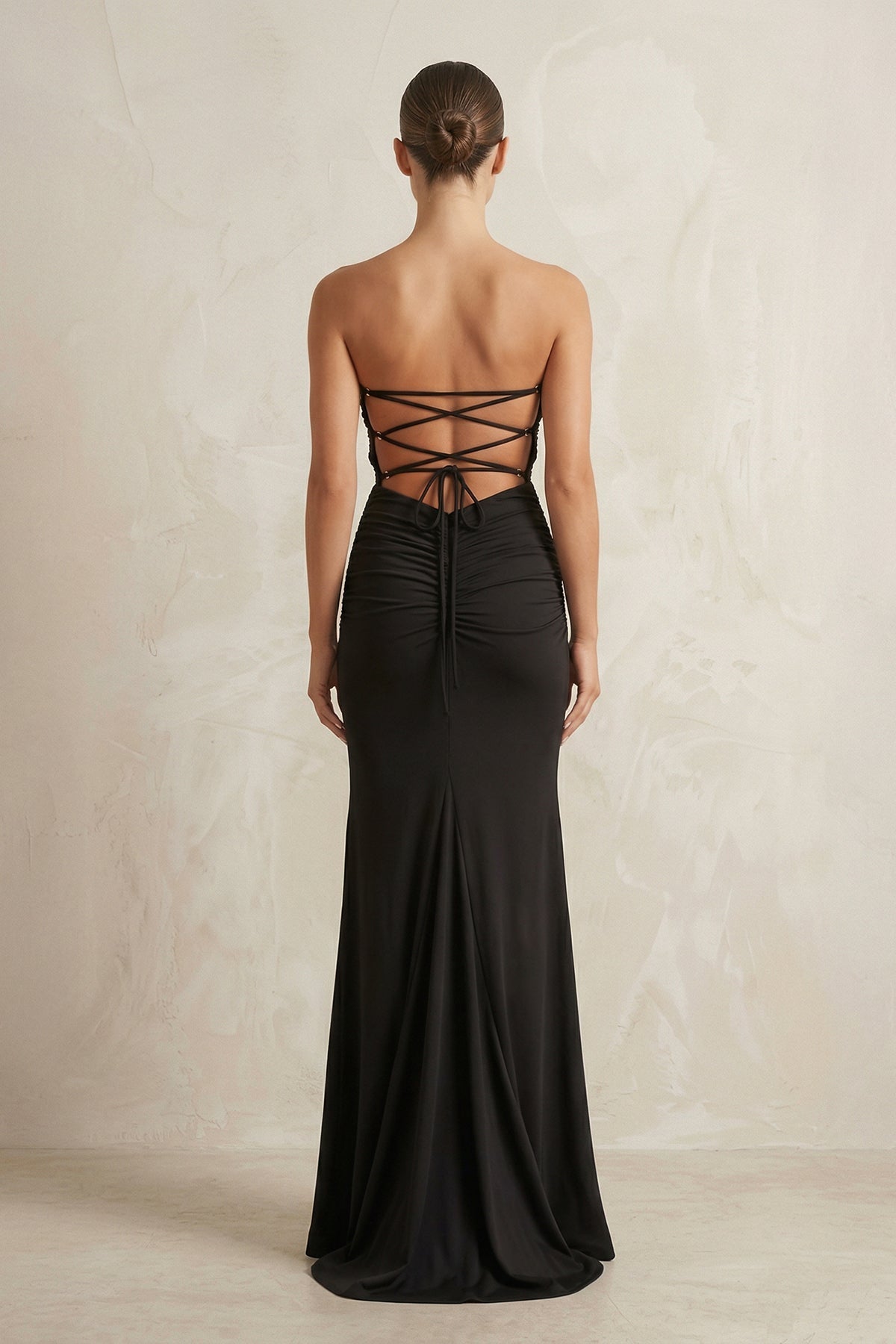 Robe de mariée noire satinée coupe fourreau bustier effet drapé avec fente - Harana