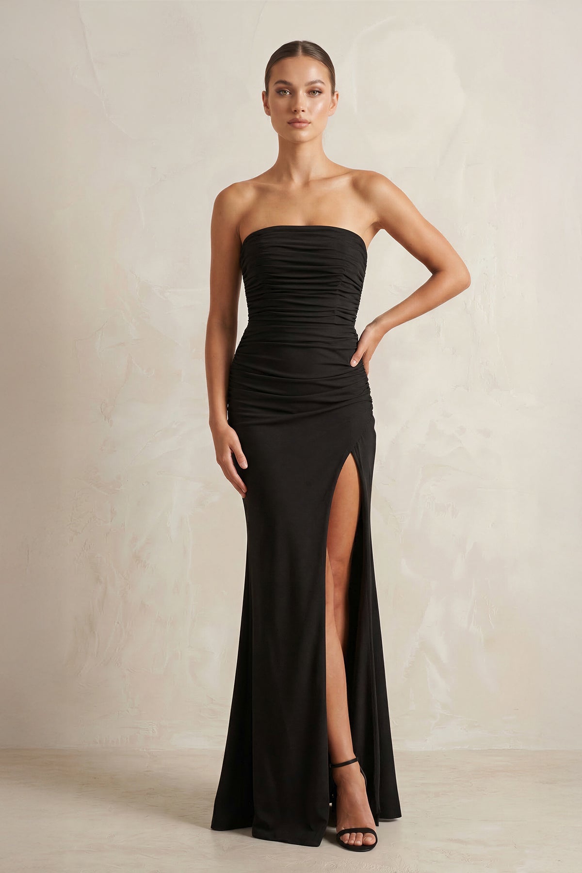 Robe de mariée noire satinée coupe fourreau bustier effet drapé avec fente - Harana