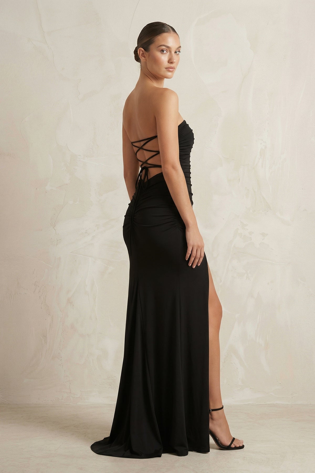 Robe de mariée noire satinée coupe fourreau bustier effet drapé avec fente - Harana