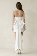 Robe de mariée blanche courte satinée coupe fourreau bustier avec nœud à manches amovibles - Harana