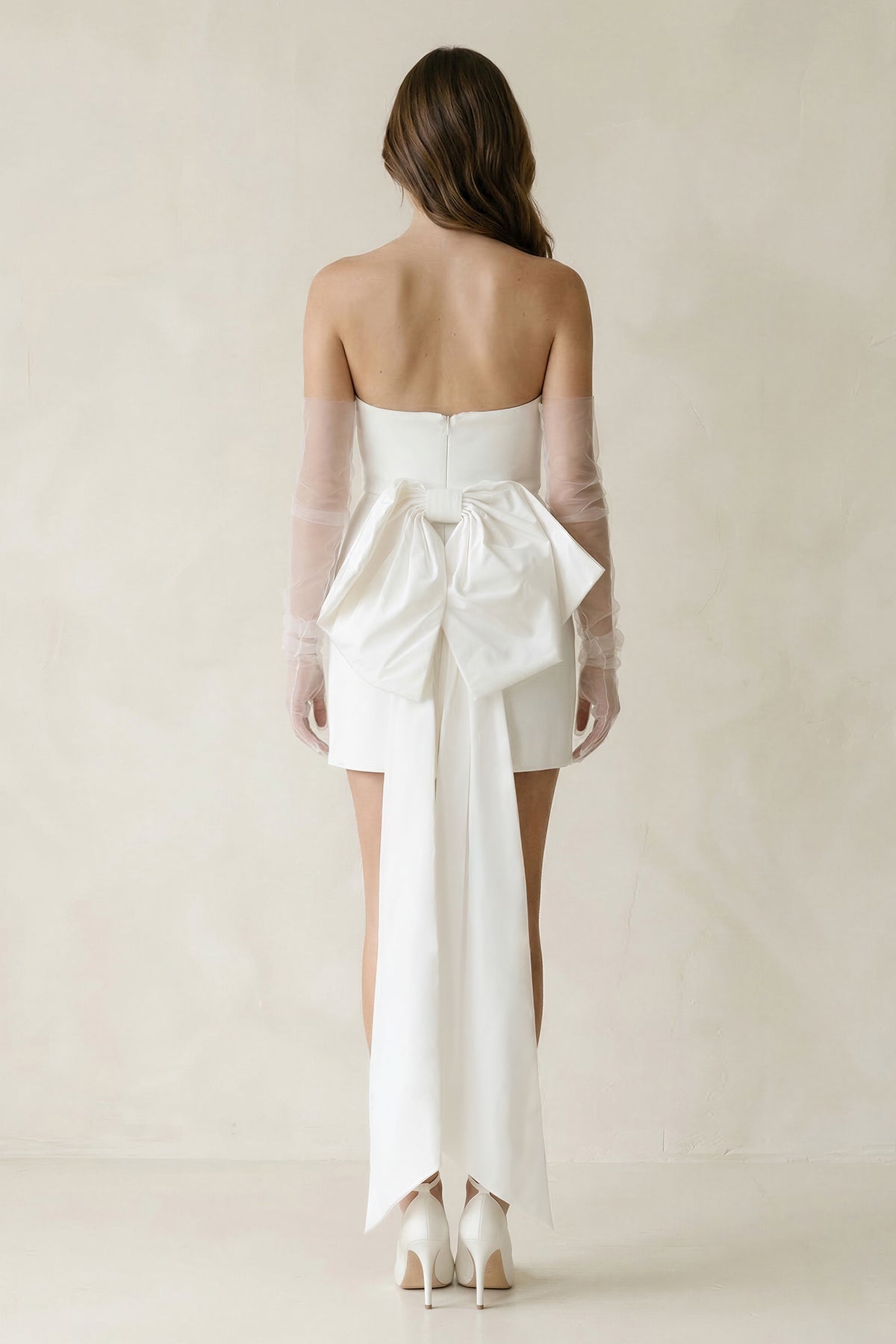 Robe de mariée blanche courte satinée coupe fourreau bustier avec nœud à manches amovibles - Harana