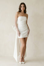 Robe de mariée blanche courte satinée coupe fourreau bustier avec nœud à manches amovibles - Harana