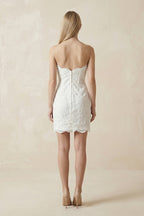 Robe de mariée blanche en dentelle coupe fourreau à décolleté cœur - Harana